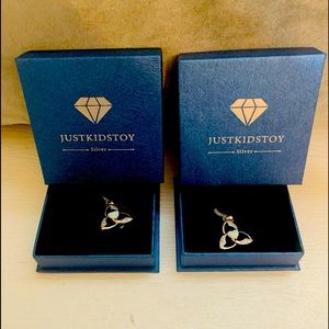 2 women’s necklace’s $10 each